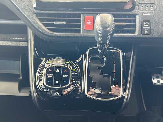 トヨタ ノア Si GRスポーツ 愛媛県 2019(令1)年 3.6万km ホワイトパールクリスタルシャイン 純正ナビ(フルセグTV/CD/DVD/AM・FM/BT)/バックカメラ/ビルトインETC/前方ドラレコ/ToyotaSafetySenseC/・プリクラッシュセーフティシステム/・レーンディパーチャーアラート/・オートマチックハイビーム/先行車発進告知機能/クルーズコントロール/両側パワースライドドア/GRフロアマット/アルミペダル/純正18インチアルミホイール/スペアキー