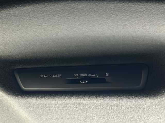 トヨタ ノア Si GRスポーツ 愛媛県 2019(令1)年 3.6万km ホワイトパールクリスタルシャイン 純正ナビ(フルセグTV/CD/DVD/AM・FM/BT)/バックカメラ/ビルトインETC/前方ドラレコ/ToyotaSafetySenseC/・プリクラッシュセーフティシステム/・レーンディパーチャーアラート/・オートマチックハイビーム/先行車発進告知機能/クルーズコントロール/両側パワースライドドア/GRフロアマット/アルミペダル/純正18インチアルミホイール/スペアキー