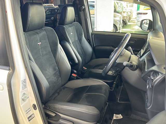 トヨタ ノア Si GRスポーツ 愛媛県 2019(令1)年 3.6万km ホワイトパールクリスタルシャイン 純正ナビ(フルセグTV/CD/DVD/AM・FM/BT)/バックカメラ/ビルトインETC/前方ドラレコ/ToyotaSafetySenseC/・プリクラッシュセーフティシステム/・レーンディパーチャーアラート/・オートマチックハイビーム/先行車発進告知機能/クルーズコントロール/両側パワースライドドア/GRフロアマット/アルミペダル/純正18インチアルミホイール/スペアキー