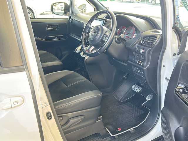 トヨタ ノア Si GRスポーツ 愛媛県 2019(令1)年 3.6万km ホワイトパールクリスタルシャイン 純正ナビ(フルセグTV/CD/DVD/AM・FM/BT)/バックカメラ/ビルトインETC/前方ドラレコ/ToyotaSafetySenseC/・プリクラッシュセーフティシステム/・レーンディパーチャーアラート/・オートマチックハイビーム/先行車発進告知機能/クルーズコントロール/両側パワースライドドア/GRフロアマット/アルミペダル/純正18インチアルミホイール/スペアキー