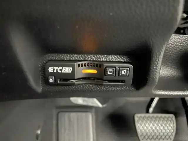 ホンダ ヴェゼル ハイブリッド e:HEV Z 滋賀県 2025(令7)年 0.1千km プラチナホワイトパール 純正9インチナビ/【Bluetooth/USB/Apple CarPlay/Android Auto/フルセグTV】/ハーフレザーシート/バックカメラ/ホンダセンシング/・衝突軽減ブレーキ/・先行車発進お知らせ機能/・歩行者事故低減ステアリング/・路外逸脱抑制機能/・標識認識機能/・渋滞追従機能付アダプティブクルーズコントロール/・車線維持支援システム（LKAS）/・トラフィックジャムアシスト（渋滞運転支援機能）/・ブラインドスポットインフォメーション/・誤発進抑制機能/・後方誤発進抑制機能/・近距離衝突軽減ブレーキ/・急アクセル抑制機能/・パーキングセンサーシステム/・後退出庫サポート/・オートハイビーム/・アダプティブドライビングビーム/LEDヘッドライト/クリアランスソナー/ヒルディセントコントロール/D/Nシートヒーター/ワイヤレス充電/ステアリングヒーター/ビルトインETC2.0/電動パーキングブレーキ/オートブレーキホールド/パワーバックドア/パドルシフト/プッシュスタート/スマートキー/ステアリングリモコン