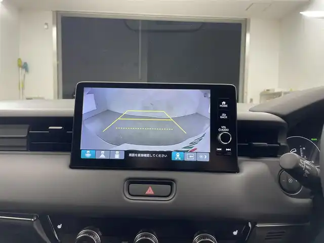 ホンダ ヴェゼル ハイブリッド e:HEV Z 滋賀県 2025(令7)年 0.1千km プラチナホワイトパール 純正9インチナビ/【Bluetooth/USB/Apple CarPlay/Android Auto/フルセグTV】/ハーフレザーシート/バックカメラ/ホンダセンシング/・衝突軽減ブレーキ/・先行車発進お知らせ機能/・歩行者事故低減ステアリング/・路外逸脱抑制機能/・標識認識機能/・渋滞追従機能付アダプティブクルーズコントロール/・車線維持支援システム（LKAS）/・トラフィックジャムアシスト（渋滞運転支援機能）/・ブラインドスポットインフォメーション/・誤発進抑制機能/・後方誤発進抑制機能/・近距離衝突軽減ブレーキ/・急アクセル抑制機能/・パーキングセンサーシステム/・後退出庫サポート/・オートハイビーム/・アダプティブドライビングビーム/LEDヘッドライト/クリアランスソナー/ヒルディセントコントロール/D/Nシートヒーター/ワイヤレス充電/ステアリングヒーター/ビルトインETC2.0/電動パーキングブレーキ/オートブレーキホールド/パワーバックドア/パドルシフト/プッシュスタート/スマートキー/ステアリングリモコン