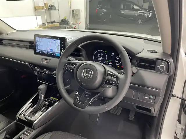 ホンダ ヴェゼル ハイブリッド e:HEV Z 滋賀県 2025(令7)年 0.1千km プラチナホワイトパール 純正9インチナビ/【Bluetooth/USB/Apple CarPlay/Android Auto/フルセグTV】/ハーフレザーシート/バックカメラ/ホンダセンシング/・衝突軽減ブレーキ/・先行車発進お知らせ機能/・歩行者事故低減ステアリング/・路外逸脱抑制機能/・標識認識機能/・渋滞追従機能付アダプティブクルーズコントロール/・車線維持支援システム（LKAS）/・トラフィックジャムアシスト（渋滞運転支援機能）/・ブラインドスポットインフォメーション/・誤発進抑制機能/・後方誤発進抑制機能/・近距離衝突軽減ブレーキ/・急アクセル抑制機能/・パーキングセンサーシステム/・後退出庫サポート/・オートハイビーム/・アダプティブドライビングビーム/LEDヘッドライト/クリアランスソナー/ヒルディセントコントロール/D/Nシートヒーター/ワイヤレス充電/ステアリングヒーター/ビルトインETC2.0/電動パーキングブレーキ/オートブレーキホールド/パワーバックドア/パドルシフト/プッシュスタート/スマートキー/ステアリングリモコン