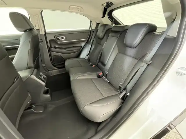 ホンダ ヴェゼル ハイブリッド e:HEV Z 滋賀県 2025(令7)年 0.1千km プラチナホワイトパール 純正9インチナビ/【Bluetooth/USB/Apple CarPlay/Android Auto/フルセグTV】/ハーフレザーシート/バックカメラ/ホンダセンシング/・衝突軽減ブレーキ/・先行車発進お知らせ機能/・歩行者事故低減ステアリング/・路外逸脱抑制機能/・標識認識機能/・渋滞追従機能付アダプティブクルーズコントロール/・車線維持支援システム（LKAS）/・トラフィックジャムアシスト（渋滞運転支援機能）/・ブラインドスポットインフォメーション/・誤発進抑制機能/・後方誤発進抑制機能/・近距離衝突軽減ブレーキ/・急アクセル抑制機能/・パーキングセンサーシステム/・後退出庫サポート/・オートハイビーム/・アダプティブドライビングビーム/LEDヘッドライト/クリアランスソナー/ヒルディセントコントロール/D/Nシートヒーター/ワイヤレス充電/ステアリングヒーター/ビルトインETC2.0/電動パーキングブレーキ/オートブレーキホールド/パワーバックドア/パドルシフト/プッシュスタート/スマートキー/ステアリングリモコン