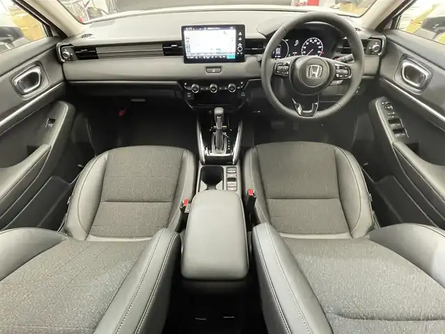 ホンダ ヴェゼル ハイブリッド e:HEV Z 滋賀県 2025(令7)年 0.1千km プラチナホワイトパール 純正9インチナビ/【Bluetooth/USB/Apple CarPlay/Android Auto/フルセグTV】/ハーフレザーシート/バックカメラ/ホンダセンシング/・衝突軽減ブレーキ/・先行車発進お知らせ機能/・歩行者事故低減ステアリング/・路外逸脱抑制機能/・標識認識機能/・渋滞追従機能付アダプティブクルーズコントロール/・車線維持支援システム（LKAS）/・トラフィックジャムアシスト（渋滞運転支援機能）/・ブラインドスポットインフォメーション/・誤発進抑制機能/・後方誤発進抑制機能/・近距離衝突軽減ブレーキ/・急アクセル抑制機能/・パーキングセンサーシステム/・後退出庫サポート/・オートハイビーム/・アダプティブドライビングビーム/LEDヘッドライト/クリアランスソナー/ヒルディセントコントロール/D/Nシートヒーター/ワイヤレス充電/ステアリングヒーター/ビルトインETC2.0/電動パーキングブレーキ/オートブレーキホールド/パワーバックドア/パドルシフト/プッシュスタート/スマートキー/ステアリングリモコン