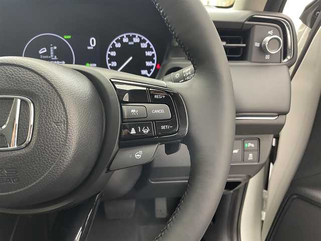 ホンダ ヴェゼル ハイブリッド e:HEV Z 滋賀県 2025(令7)年 0.1千km プラチナホワイトパール 純正9インチナビ/【Bluetooth/USB/Apple CarPlay/Android Auto/フルセグTV】/ハーフレザーシート/バックカメラ/ホンダセンシング/・衝突軽減ブレーキ/・先行車発進お知らせ機能/・歩行者事故低減ステアリング/・路外逸脱抑制機能/・標識認識機能/・渋滞追従機能付アダプティブクルーズコントロール/・車線維持支援システム（LKAS）/・トラフィックジャムアシスト（渋滞運転支援機能）/・ブラインドスポットインフォメーション/・誤発進抑制機能/・後方誤発進抑制機能/・近距離衝突軽減ブレーキ/・急アクセル抑制機能/・パーキングセンサーシステム/・後退出庫サポート/・オートハイビーム/・アダプティブドライビングビーム/LEDヘッドライト/クリアランスソナー/ヒルディセントコントロール/D/Nシートヒーター/ワイヤレス充電/ステアリングヒーター/ビルトインETC2.0/電動パーキングブレーキ/オートブレーキホールド/パワーバックドア/パドルシフト/プッシュスタート/スマートキー/ステアリングリモコン