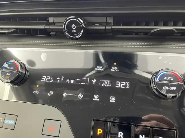 日産 セレナ e－パワー ハイウェイスター V 富山県 2025(令7)年 0.1千km ダイヤモンドブラック 純正12.3型ナビ（AM/FM/BT/USB/HDMI）/フルセグTV/全方位カメラ/純正後席モニター/前後ドライブレコーダー/ETC2.0/デジタルインナーミラー/両側パワースライドドア/衝突被害軽減システム/レーダークルーズコントロール/レーンキープアシスト/コーナーセンサー/横滑り防止装置/アイドリングストップ/純正アルミホイール/オートLEDライト/オートマチックハイビーム/フォグライト/ブラインドスポットモニター/オートホールド付電子パーキング/革巻きステアリング/ステアリングスイッチ/スマートキー/スペアキー