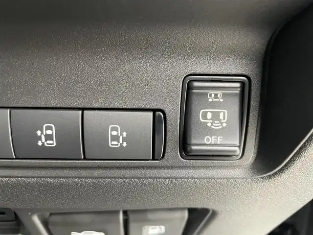 日産 セレナ e－パワー ハイウェイスター V 富山県 2025(令7)年 0.1千km ダイヤモンドブラック 純正12.3型ナビ（AM/FM/BT/USB/HDMI）/フルセグTV/全方位カメラ/純正後席モニター/前後ドライブレコーダー/ETC2.0/デジタルインナーミラー/両側パワースライドドア/衝突被害軽減システム/レーダークルーズコントロール/レーンキープアシスト/コーナーセンサー/横滑り防止装置/アイドリングストップ/純正アルミホイール/オートLEDライト/オートマチックハイビーム/フォグライト/ブラインドスポットモニター/オートホールド付電子パーキング/革巻きステアリング/ステアリングスイッチ/スマートキー/スペアキー