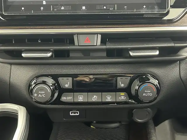 日産 オーラ G FOUR レザーエディション 道央・札幌 2023(令5)年 0.4万km ブリリアントシルバー ・４WD/・ワンオーナー/・カロッツェリア８インチナビ/　CD/DVD/SD/USB/BT/フルセグTV/・アラウンドビューモニター/・インテリジェントルームミラー/・ナビ連動ドライブレコーダー前後/・ビルトインETC/・エマージェンシーブレーキ/・レーンキープアシスト/・後側方車両検知警報（BSW）/・ブラインドスポットモニター（BSM）/・速度標識表示/・電動パーキング/・EVモード/・DRIVEモード/・ブレーキオートホールド/・レザーシート/・D+N席シートヒーター/・ステアリングヒーター/・オートマチックハイビーム/・オートライト/・LEDヘッドライト/・LEDフォグランプ/・ミラーウィンカー/・ドアバイザー/・純正フロアマット/・純正１７インチAW/・プッシュスタート/・スマートキー/・取/保