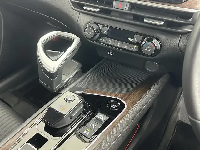 日産 オーラ G FOUR レザーエディション 道央・札幌 2023(令5)年 0.4万km ブリリアントシルバー ・４WD/・ワンオーナー/・カロッツェリア８インチナビ/　CD/DVD/SD/USB/BT/フルセグTV/・アラウンドビューモニター/・インテリジェントルームミラー/・ナビ連動ドライブレコーダー前後/・ビルトインETC/・エマージェンシーブレーキ/・レーンキープアシスト/・後側方車両検知警報（BSW）/・ブラインドスポットモニター（BSM）/・速度標識表示/・電動パーキング/・EVモード/・DRIVEモード/・ブレーキオートホールド/・レザーシート/・D+N席シートヒーター/・ステアリングヒーター/・オートマチックハイビーム/・オートライト/・LEDヘッドライト/・LEDフォグランプ/・ミラーウィンカー/・ドアバイザー/・純正フロアマット/・純正１７インチAW/・プッシュスタート/・スマートキー/・取/保