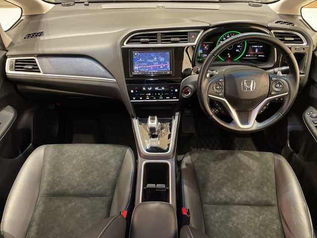 ホンダ シャトル ハイブリッド X ホンダセンシング 埼玉県 2017(平29)年 2.8万km ルナシルバーM ホンダセンシング/社外ナビ/　　CD/DVD/BD/BT/フルセグTV/バックカメラ/アダプティブクルーズコントロール/LEDオートライト/ハーフレザーシート/シートヒーター/パドルシフト/ETC/禁煙車