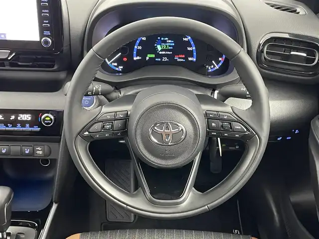 トヨタ ヤリスクロス ハイブリッド Z アドベンチャー 埼玉県 2023(令5)年 0.5万km ベージュ 純正ナビ/(フルセグTV/BT/USB/Miracast)/バックカメラ/プリクラッシュセーフティ/レーンディパーチャーアラート/クリアランスソナー/パーキングセンサー/リアシートリマインダー/標識認識表示/先行車発進告知/後退時速度抑制サポート/ふらつき防止/レーダークルーズコントロール/ビルトインETC(2.0)/シートヒーター(D＋N席)/パワーシート/ステアリングヒーター/オートエアコン(ナノイーX)/革巻きステアリング/ステアリングスイッチ/ドライブセレクト/オートライト/オートマチックハイビーム/オートホールド/ルーフレール/プッシュスタート＆スマートキ/ウインカー付き電動格納ミラー/LEDヘッドライト/フォグランプ/ドアバイザー/純正フロアマット/純正18インチAW