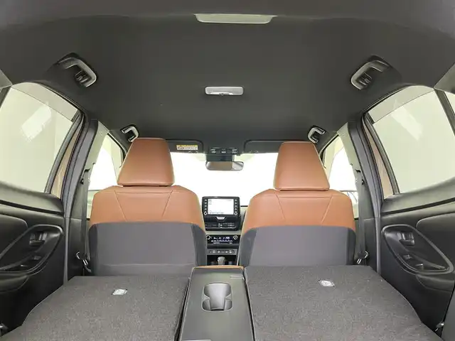 トヨタ ヤリスクロス ハイブリッド Z アドベンチャー 埼玉県 2023(令5)年 0.5万km ベージュ 純正ナビ/(フルセグTV/BT/USB/Miracast)/バックカメラ/プリクラッシュセーフティ/レーンディパーチャーアラート/クリアランスソナー/パーキングセンサー/リアシートリマインダー/標識認識表示/先行車発進告知/後退時速度抑制サポート/ふらつき防止/レーダークルーズコントロール/ビルトインETC(2.0)/シートヒーター(D＋N席)/パワーシート/ステアリングヒーター/オートエアコン(ナノイーX)/革巻きステアリング/ステアリングスイッチ/ドライブセレクト/オートライト/オートマチックハイビーム/オートホールド/ルーフレール/プッシュスタート＆スマートキ/ウインカー付き電動格納ミラー/LEDヘッドライト/フォグランプ/ドアバイザー/純正フロアマット/純正18インチAW