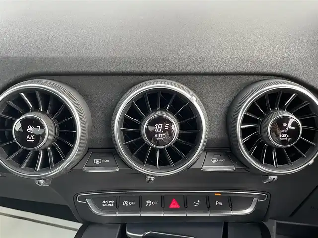 アウディ ＴＴクーペ 40TFSI 滋賀県 2019(令1)年 4.4万km デイトナグレーパールエフェクト Sラインパッケージ/・ヘッドライトウォッシャー/・LEDリヤダイナミックインディケーター/・Sライン18インチAW/・Sラインスポーツサスペンション/・Sライン専用シート(アルカンターラ/レザー)/・4ウェイランバーサポート/・Sラインインテリア/・Sラインエクステリア/マトリクスLEDヘッドライト/・アダプティブライト/コンフォートパッケージ/・シートヒーター(フロント)/・センターアームレスト/・アウディサイドアシスト/・アウディパーキングシステム(フロント/リヤ)/・リヤビューカメラ/・アウディホールドアシスト/バーチャルコックピット/MMIナビゲーション/・CarPlay/USB/BT/フルセグ/ETC2.0/ドラレコ/アドバンストキーシステム/パワーシート/レイン/ライトセンサー/自動防眩ルームミラー/ドライブセレクト/パドルシフト