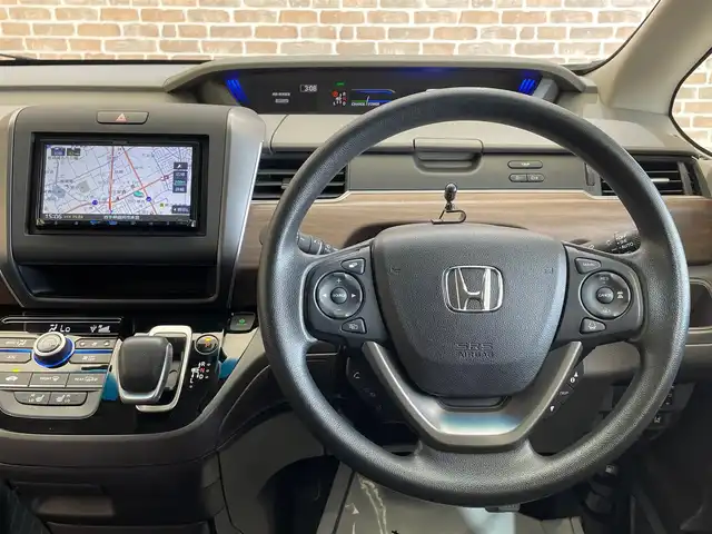 ホンダ フリード ハイブリット G ホンダセンシング 岩手県 2022(令4)年 3.4万km プラチナホワイトパール ４WD/両側パワースライドドア/シートヒーター/ホンダセンシング/衝突被害軽減ブレーキ/レーンアシスト/クルーズコントロール/先行車発進お知らせ機能/アイドリングストップ/KENWOODナビ（Bluetooth CD ワンセグ）/ドライブレコーダー/ETC/熱線入りフロントウインドウ/ステアリングスイッチ/LEDヘッドライト/オートエアコン/オートライト/ロールサンシェード/３列シート/ウォークスルー/純正ホイールキャップ
