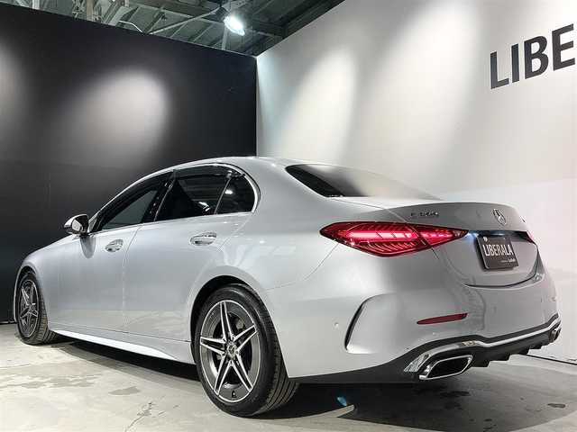 メルセデス・ベンツ Ｍ・ベンツ Ｃ２００ 4マチック AVG AMGライン 道央・札幌 2024(令6)年 0.3万km ハイテックシルバー AMGラインパッケージ/・スターパターングリル/・本革巻スポーツステアリング/・レザーARTICO/MICROCUTシート/・18インチAMGアルミホイール/・スポーツサスペンション/ベーシックパッケージ/・DIGITALライト(ウルトラハイビーム付)/・アダプティブハイビームアシストプラス/・ヘッドアップディスプレイ/・MBUX ARナビゲーション/レーダーセーフティパッケージ/・アクティブディスタンスアシストディストロニック/・アクティブステアリングアシスト/・アクティブレーンキーピング/・アクティブレーンチェンジングアシスト/・緊急回避補助システム/・PRE-SAFE/360°カメラシステム/アクティブパーキングアシスト/トラフィックサインアシスト/アンビエントライトプレミアム/メモリー付パワーシート(D/N)/電動ランバーサポート(D/N)/シートヒーター(D/N)/デジタルコックピットディスプレイ/ワイヤレスチャージング/フットトランクオープナー/TVチューナー/AppleCarPlay/AndroidAuto/純正ドライブレコーダー