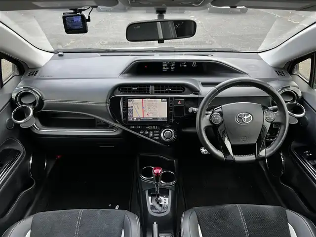 トヨタ アクア G G’s 道央・札幌 2015(平27)年 13.4万km シルバーM 寒冷地仕様/社外メモリーナビ/AM/FM/BT/CD/DVD/SD/フルセグ/横滑り防止装置/バックカメラ/ビルトインETC/ドライブレコーダー/アイドリングストップ/ワイパーデアイサー/ECOMODE/EVMODE/前席シートヒーター/ハーフレザーシート/革巻きステアリング/ステアリングリモコン/プッシュスタート/スマートキー/LEDヘッドライト/オートライト/フォグランプ/電動格納ミラー/ウィンカーミラー/純正フロアマット/ドアバイザー/スペアキー/純正エンジンスターター