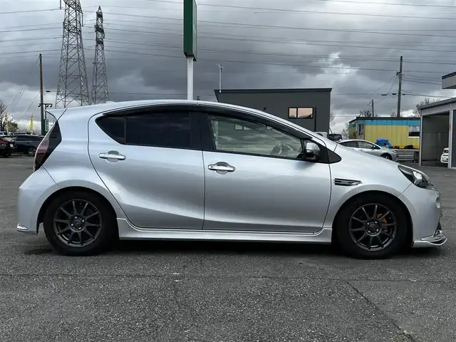 トヨタ アクア G G’s 道央・札幌 2015(平27)年 13.4万km シルバーM 寒冷地仕様/社外メモリーナビ/AM/FM/BT/CD/DVD/SD/フルセグ/横滑り防止装置/バックカメラ/ビルトインETC/ドライブレコーダー/アイドリングストップ/ワイパーデアイサー/ECOMODE/EVMODE/前席シートヒーター/ハーフレザーシート/革巻きステアリング/ステアリングリモコン/プッシュスタート/スマートキー/LEDヘッドライト/オートライト/フォグランプ/電動格納ミラー/ウィンカーミラー/純正フロアマット/ドアバイザー/スペアキー/純正エンジンスターター