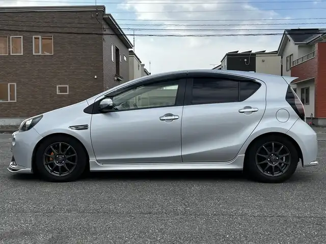 トヨタ アクア G G’s 道央・札幌 2015(平27)年 13.4万km シルバーM 寒冷地仕様/社外メモリーナビ/AM/FM/BT/CD/DVD/SD/フルセグ/横滑り防止装置/バックカメラ/ビルトインETC/ドライブレコーダー/アイドリングストップ/ワイパーデアイサー/ECOMODE/EVMODE/前席シートヒーター/ハーフレザーシート/革巻きステアリング/ステアリングリモコン/プッシュスタート/スマートキー/LEDヘッドライト/オートライト/フォグランプ/電動格納ミラー/ウィンカーミラー/純正フロアマット/ドアバイザー/スペアキー/純正エンジンスターター