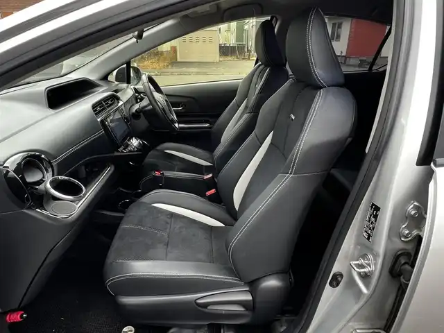 トヨタ アクア G G’s 道央・札幌 2015(平27)年 13.4万km シルバーM 寒冷地仕様/社外メモリーナビ/AM/FM/BT/CD/DVD/SD/フルセグ/横滑り防止装置/バックカメラ/ビルトインETC/ドライブレコーダー/アイドリングストップ/ワイパーデアイサー/ECOMODE/EVMODE/前席シートヒーター/ハーフレザーシート/革巻きステアリング/ステアリングリモコン/プッシュスタート/スマートキー/LEDヘッドライト/オートライト/フォグランプ/電動格納ミラー/ウィンカーミラー/純正フロアマット/ドアバイザー/スペアキー/純正エンジンスターター