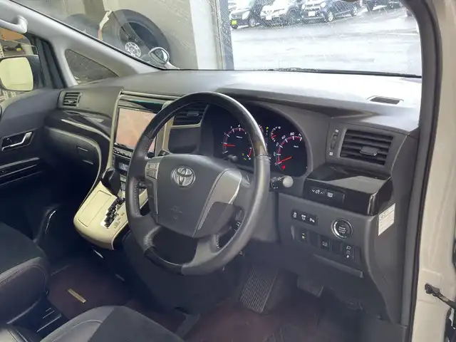 トヨタ ヴェルファイア 2．4Z ゴールデンアイズ 道央・札幌 2013(平25)年 4.7万km ホワイトパールクリスタルシャイン ・４WD/・ALPINEナビ（VIE-X009）/・Bluetooth/CD/DVD/・SD/フルセグTV/・バックカメラ/・両側パワースライドドア/・パワーバックドア/・フロントスポイラー/・ハーフレザーシート/オットマンシート/・オートライト/HIDライト/・ローダウン(社外車高調）/・クリアランスソナー/・ビルトインETC/・スマートキー/スペアキー１本/・プッシュスタート/・MTモード付AT/・横滑り防止装置/・ABS