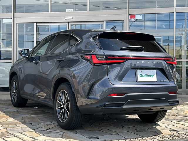 レクサス ＮＸ 250 バージョンL 静岡県 2022(令4)年 2.2万km ソニッククロム 純正ナビ/・FM/・AM/・フルセグTV/・Bluetooth/・USB/・Miracast/主要装備/・全方位カメラ/・ワイヤレス充電/・ドライブレコーダー/・デジタルインナーミラー/・全席シートヒーター/・運転席+助手席ベンチレーション/・運転席+助手席パワーシート/・パドルシフト/・ＥＴＣ２．０/・オートハイビーム/・車線逸脱警報/・ブラインドスポットモニター/・プリクラッシュセーフティ/・クリアランスソナー/・ヘッドアップディスプレイ/・赤革シート/・ステアリングヒーター