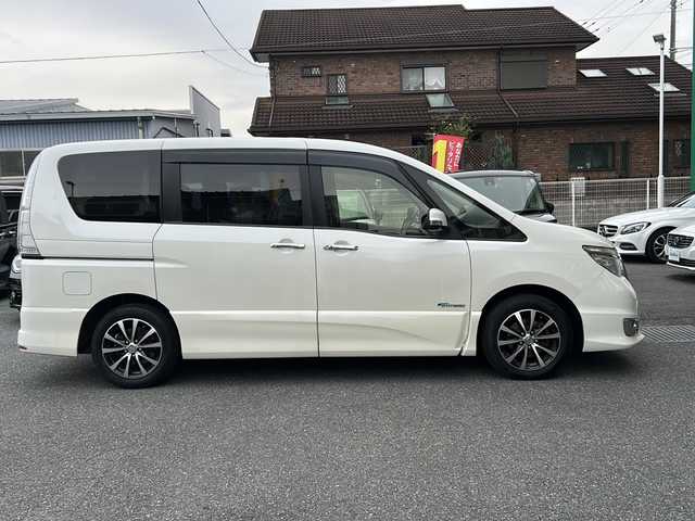 日産 セレナ ハイウェイスター Sハイブリッド 埼玉県 2014(平26)年 12.6万km ブリリアントホワイトパール エマージェンシーブレーキ/社外ナビ/　　CD/DVD/iPod/フルセグTV/バックカメラ/左側パワースライドドア/クルーズコントロール/HIDオートライト/アイドリングストップ/USBポート/ETC