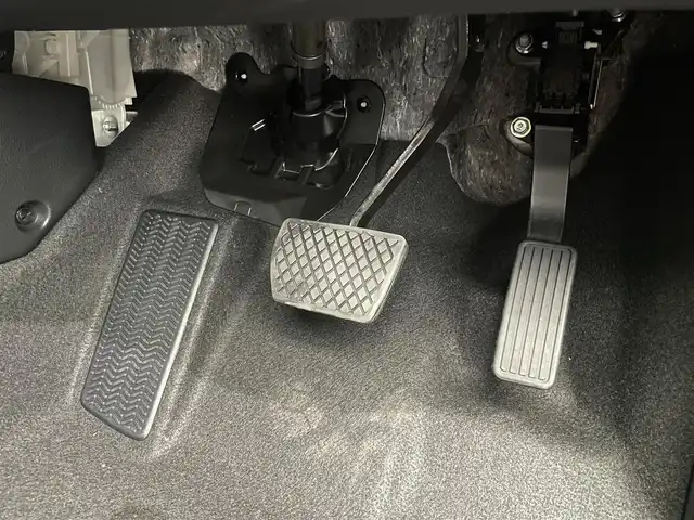 ホンダ ヴェゼル ハイブリッド e:HEV Z 鹿児島県 2025(令7)年 0.1千km プラチナホワイトパール 登録未使用車/バックカメラ/Honda CONNECTディスプレー/　・Bluetooth接続/　・AppleCarplay/　・AndroidAuto/　・フルセグTV/ブラインドスポットモニター/ETC2.0車載器/ワイヤレス充電器/電動格納ミラー/本革巻きステアリング/電動パーキングブレーキ/ブレーキホールド/Honda SENSING/　・前方後方誤発進抑制/　・先行車発進お知らせ