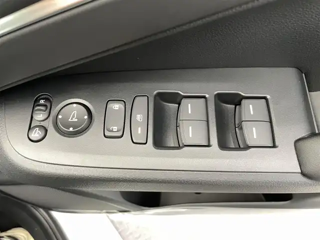 ホンダ ヴェゼル ハイブリッド e:HEV Z 鹿児島県 2025(令7)年 0.1千km プラチナホワイトパール 登録未使用車/バックカメラ/Honda CONNECTディスプレー/　・Bluetooth接続/　・AppleCarplay/　・AndroidAuto/　・フルセグTV/ブラインドスポットモニター/ETC2.0車載器/ワイヤレス充電器/電動格納ミラー/本革巻きステアリング/電動パーキングブレーキ/ブレーキホールド/Honda SENSING/　・前方後方誤発進抑制/　・先行車発進お知らせ