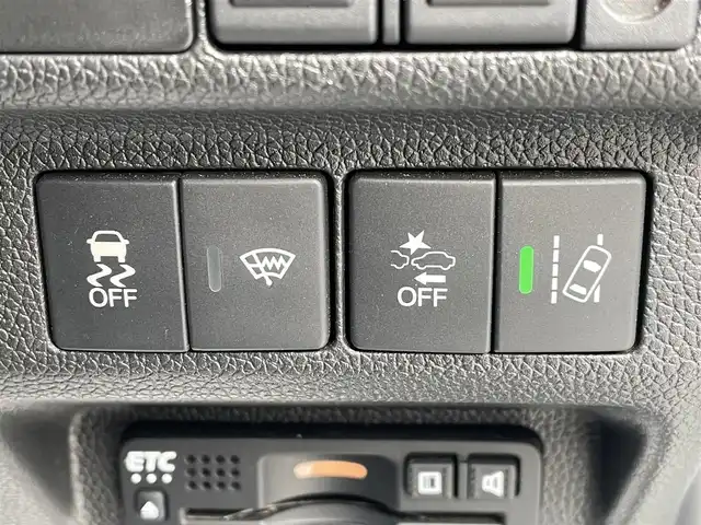 ホンダ フリード ハイブリット G ホンダセンシング 福岡県 2020(令2)年 1.7万km プラチナホワイトパール 純正7型SDナビ(フルセグTV/CD/DVD/BT)/バックカメラ/ホンダセンシング/コーナーセンサー(後方)/両側パワスラ/レーダークルコン/前後ドラレコ/ETC/シートヒーター/純正LEDヘッドライト/純正15インチアルミホイール/純正フロアマット/USBポート/スマートキー/プッシュスタート