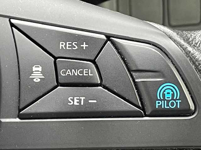 日産 セレナ ハイウェイスター プロパイロットED 茨城県 2017(平29)年 2.9万km マルーンレッド 2トーン 純正ナビ　/衝突軽減システム　/フリップダウンモニター　/両側パワースライドドア　/バックカメラ　/コーナーセンサー前後　/ＬＥＤヘッドライト　/ドライブレコーダー　/アイドリングストップ　/電動格納ミラー　/ＥＴＣ