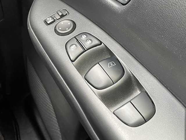 日産 セレナ ハイウェイスター プロパイロットED 茨城県 2017(平29)年 2.9万km マルーンレッド 2トーン 純正ナビ　/衝突軽減システム　/フリップダウンモニター　/両側パワースライドドア　/バックカメラ　/コーナーセンサー前後　/ＬＥＤヘッドライト　/ドライブレコーダー　/アイドリングストップ　/電動格納ミラー　/ＥＴＣ