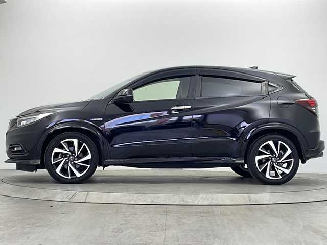 ホンダ ヴェゼル ハイブリッド RS ホンダセンシング 大阪府 2018(平30)年 6.3万km クリスタルブラックパール ワンオーナー/純正８型ナビ(フルセグTV/AM/FM/CD/DVD/HDMI/BT/USB)/バックカメラ/ＥＴＣ/前方ドライブレコーダー/ホンダセンシング/・衝突軽減ブレーキ/・誤発信抑制機能/・歩行者事故低減ステアリング/・路外逸脱抑制機能/・アダプティブ・クルーズ・コントロール/・車線維持支援システム/・先行者発信お知らせ機能/・標識認識機能/アイドリングストップ/オートライト/盗難防止装置/ハーフレザー/シートヒーター/スマートキー/スペアキー/純正ＡＷ/純正フロアマット