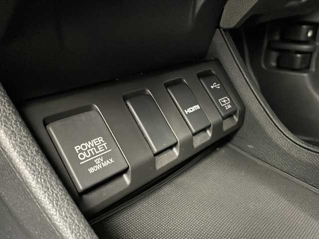 ホンダ ヴェゼル ハイブリッド RS ホンダセンシング 大阪府 2018(平30)年 6.3万km クリスタルブラックパール ワンオーナー/純正８型ナビ(フルセグTV/AM/FM/CD/DVD/HDMI/BT/USB)/バックカメラ/ＥＴＣ/前方ドライブレコーダー/ホンダセンシング/・衝突軽減ブレーキ/・誤発信抑制機能/・歩行者事故低減ステアリング/・路外逸脱抑制機能/・アダプティブ・クルーズ・コントロール/・車線維持支援システム/・先行者発信お知らせ機能/・標識認識機能/アイドリングストップ/オートライト/盗難防止装置/ハーフレザー/シートヒーター/スマートキー/スペアキー/純正ＡＷ/純正フロアマット