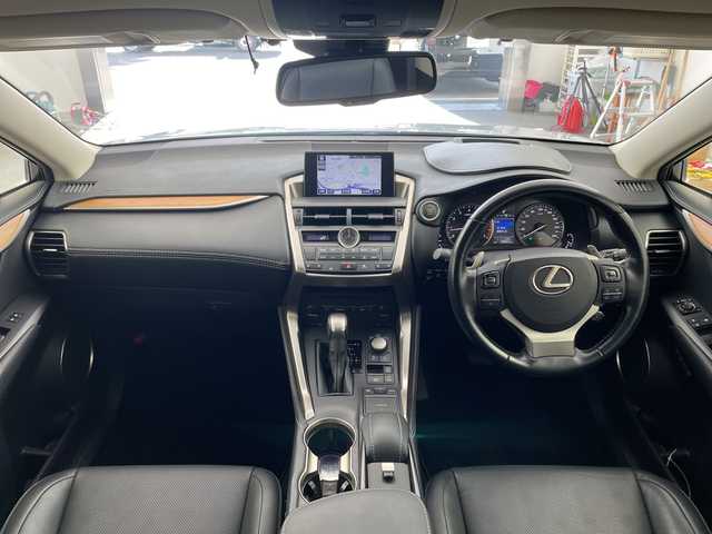 レクサス ＮＸ 200t バージョンL 兵庫県 2016(平28)年 4.7万km プラチナムシルバーメタリック ・プリクラッシュセーフティ/・レーンディパーチャーアラート/・レーダークルーズコントロール/・ヘッドアップディスプレイ/・純正ナビ/TV/BT/DVD/USB/BD/・バックカメラ/・パワーバックドア/・D席メモリシート/・前席パワーシート/・前席シートヒーター/・前席ベンチレーション/・黒革シート/・ビルトインETC2.0/・コーナーセンサー/・ステアリングヒーター/・ステアリングリモコン/・革巻ステアリング/・パドルシフト/・スマートキー/・プッシュスタート/・3眼LEDヘッドライト/・フォグランプ/・オートライト/・オートビーム/・純正18インチホイール