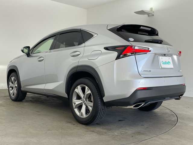 レクサス ＮＸ 200t バージョンL 兵庫県 2016(平28)年 4.7万km プラチナムシルバーメタリック ・プリクラッシュセーフティ/・レーンディパーチャーアラート/・レーダークルーズコントロール/・ヘッドアップディスプレイ/・純正ナビ/TV/BT/DVD/USB/BD/・バックカメラ/・パワーバックドア/・D席メモリシート/・前席パワーシート/・前席シートヒーター/・前席ベンチレーション/・黒革シート/・ビルトインETC2.0/・コーナーセンサー/・ステアリングヒーター/・ステアリングリモコン/・革巻ステアリング/・パドルシフト/・スマートキー/・プッシュスタート/・3眼LEDヘッドライト/・フォグランプ/・オートライト/・オートビーム/・純正18インチホイール