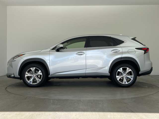レクサス ＮＸ 200t バージョンL 兵庫県 2016(平28)年 4.7万km プラチナムシルバーメタリック ・プリクラッシュセーフティ/・レーンディパーチャーアラート/・レーダークルーズコントロール/・ヘッドアップディスプレイ/・純正ナビ/TV/BT/DVD/USB/BD/・バックカメラ/・パワーバックドア/・D席メモリシート/・前席パワーシート/・前席シートヒーター/・前席ベンチレーション/・黒革シート/・ビルトインETC2.0/・コーナーセンサー/・ステアリングヒーター/・ステアリングリモコン/・革巻ステアリング/・パドルシフト/・スマートキー/・プッシュスタート/・3眼LEDヘッドライト/・フォグランプ/・オートライト/・オートビーム/・純正18インチホイール