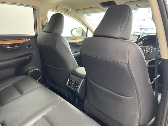 レクサス ＮＸ 200t バージョンL 兵庫県 2016(平28)年 4.7万km プラチナムシルバーメタリック ・プリクラッシュセーフティ/・レーンディパーチャーアラート/・レーダークルーズコントロール/・ヘッドアップディスプレイ/・純正ナビ/TV/BT/DVD/USB/BD/・バックカメラ/・パワーバックドア/・D席メモリシート/・前席パワーシート/・前席シートヒーター/・前席ベンチレーション/・黒革シート/・ビルトインETC2.0/・コーナーセンサー/・ステアリングヒーター/・ステアリングリモコン/・革巻ステアリング/・パドルシフト/・スマートキー/・プッシュスタート/・3眼LEDヘッドライト/・フォグランプ/・オートライト/・オートビーム/・純正18インチホイール