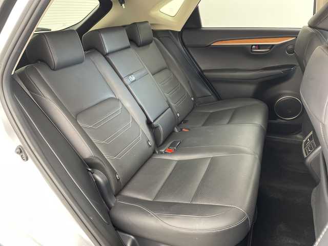 レクサス ＮＸ 200t バージョンL 兵庫県 2016(平28)年 4.7万km プラチナムシルバーメタリック ・プリクラッシュセーフティ/・レーンディパーチャーアラート/・レーダークルーズコントロール/・ヘッドアップディスプレイ/・純正ナビ/TV/BT/DVD/USB/BD/・バックカメラ/・パワーバックドア/・D席メモリシート/・前席パワーシート/・前席シートヒーター/・前席ベンチレーション/・黒革シート/・ビルトインETC2.0/・コーナーセンサー/・ステアリングヒーター/・ステアリングリモコン/・革巻ステアリング/・パドルシフト/・スマートキー/・プッシュスタート/・3眼LEDヘッドライト/・フォグランプ/・オートライト/・オートビーム/・純正18インチホイール