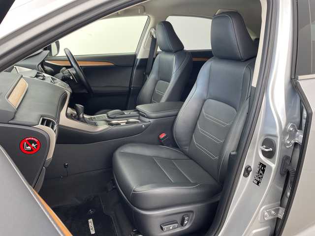 レクサス ＮＸ 200t バージョンL 兵庫県 2016(平28)年 4.7万km プラチナムシルバーメタリック ・プリクラッシュセーフティ/・レーンディパーチャーアラート/・レーダークルーズコントロール/・ヘッドアップディスプレイ/・純正ナビ/TV/BT/DVD/USB/BD/・バックカメラ/・パワーバックドア/・D席メモリシート/・前席パワーシート/・前席シートヒーター/・前席ベンチレーション/・黒革シート/・ビルトインETC2.0/・コーナーセンサー/・ステアリングヒーター/・ステアリングリモコン/・革巻ステアリング/・パドルシフト/・スマートキー/・プッシュスタート/・3眼LEDヘッドライト/・フォグランプ/・オートライト/・オートビーム/・純正18インチホイール