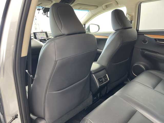 レクサス ＮＸ 200t バージョンL 兵庫県 2016(平28)年 4.7万km プラチナムシルバーメタリック ・プリクラッシュセーフティ/・レーンディパーチャーアラート/・レーダークルーズコントロール/・ヘッドアップディスプレイ/・純正ナビ/TV/BT/DVD/USB/BD/・バックカメラ/・パワーバックドア/・D席メモリシート/・前席パワーシート/・前席シートヒーター/・前席ベンチレーション/・黒革シート/・ビルトインETC2.0/・コーナーセンサー/・ステアリングヒーター/・ステアリングリモコン/・革巻ステアリング/・パドルシフト/・スマートキー/・プッシュスタート/・3眼LEDヘッドライト/・フォグランプ/・オートライト/・オートビーム/・純正18インチホイール