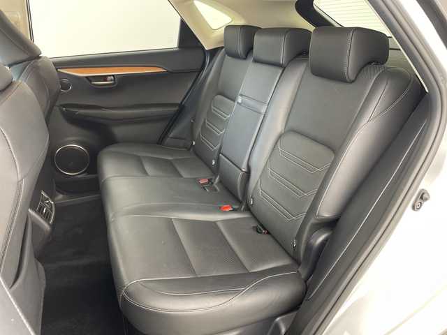 レクサス ＮＸ 200t バージョンL 兵庫県 2016(平28)年 4.7万km プラチナムシルバーメタリック ・プリクラッシュセーフティ/・レーンディパーチャーアラート/・レーダークルーズコントロール/・ヘッドアップディスプレイ/・純正ナビ/TV/BT/DVD/USB/BD/・バックカメラ/・パワーバックドア/・D席メモリシート/・前席パワーシート/・前席シートヒーター/・前席ベンチレーション/・黒革シート/・ビルトインETC2.0/・コーナーセンサー/・ステアリングヒーター/・ステアリングリモコン/・革巻ステアリング/・パドルシフト/・スマートキー/・プッシュスタート/・3眼LEDヘッドライト/・フォグランプ/・オートライト/・オートビーム/・純正18インチホイール