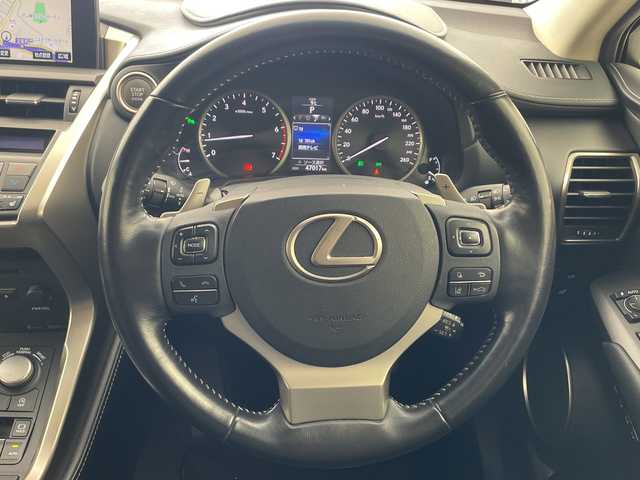 レクサス ＮＸ 200t バージョンL 兵庫県 2016(平28)年 4.7万km プラチナムシルバーメタリック ・プリクラッシュセーフティ/・レーンディパーチャーアラート/・レーダークルーズコントロール/・ヘッドアップディスプレイ/・純正ナビ/TV/BT/DVD/USB/BD/・バックカメラ/・パワーバックドア/・D席メモリシート/・前席パワーシート/・前席シートヒーター/・前席ベンチレーション/・黒革シート/・ビルトインETC2.0/・コーナーセンサー/・ステアリングヒーター/・ステアリングリモコン/・革巻ステアリング/・パドルシフト/・スマートキー/・プッシュスタート/・3眼LEDヘッドライト/・フォグランプ/・オートライト/・オートビーム/・純正18インチホイール