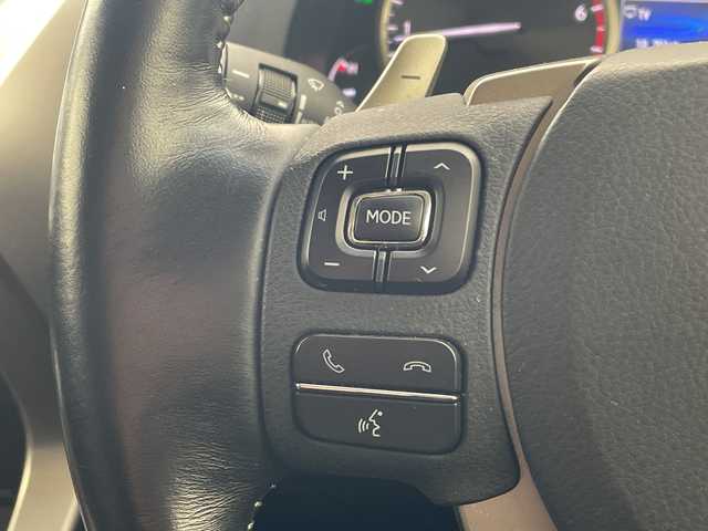 レクサス ＮＸ 200t バージョンL 兵庫県 2016(平28)年 4.7万km プラチナムシルバーメタリック ・プリクラッシュセーフティ/・レーンディパーチャーアラート/・レーダークルーズコントロール/・ヘッドアップディスプレイ/・純正ナビ/TV/BT/DVD/USB/BD/・バックカメラ/・パワーバックドア/・D席メモリシート/・前席パワーシート/・前席シートヒーター/・前席ベンチレーション/・黒革シート/・ビルトインETC2.0/・コーナーセンサー/・ステアリングヒーター/・ステアリングリモコン/・革巻ステアリング/・パドルシフト/・スマートキー/・プッシュスタート/・3眼LEDヘッドライト/・フォグランプ/・オートライト/・オートビーム/・純正18インチホイール