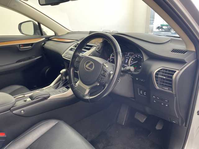 レクサス ＮＸ 200t バージョンL 兵庫県 2016(平28)年 4.7万km プラチナムシルバーメタリック ・プリクラッシュセーフティ/・レーンディパーチャーアラート/・レーダークルーズコントロール/・ヘッドアップディスプレイ/・純正ナビ/TV/BT/DVD/USB/BD/・バックカメラ/・パワーバックドア/・D席メモリシート/・前席パワーシート/・前席シートヒーター/・前席ベンチレーション/・黒革シート/・ビルトインETC2.0/・コーナーセンサー/・ステアリングヒーター/・ステアリングリモコン/・革巻ステアリング/・パドルシフト/・スマートキー/・プッシュスタート/・3眼LEDヘッドライト/・フォグランプ/・オートライト/・オートビーム/・純正18インチホイール