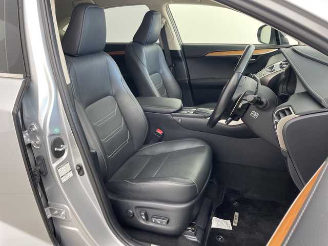 レクサス ＮＸ 200t バージョンL 兵庫県 2016(平28)年 4.7万km プラチナムシルバーメタリック ・プリクラッシュセーフティ/・レーンディパーチャーアラート/・レーダークルーズコントロール/・ヘッドアップディスプレイ/・純正ナビ/TV/BT/DVD/USB/BD/・バックカメラ/・パワーバックドア/・D席メモリシート/・前席パワーシート/・前席シートヒーター/・前席ベンチレーション/・黒革シート/・ビルトインETC2.0/・コーナーセンサー/・ステアリングヒーター/・ステアリングリモコン/・革巻ステアリング/・パドルシフト/・スマートキー/・プッシュスタート/・3眼LEDヘッドライト/・フォグランプ/・オートライト/・オートビーム/・純正18インチホイール