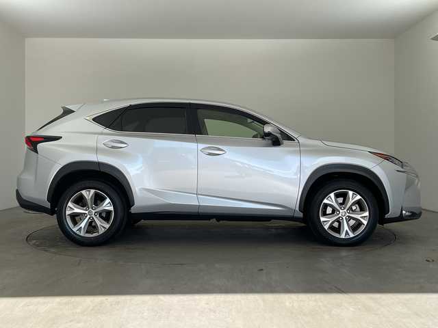 レクサス ＮＸ 200t バージョンL 兵庫県 2016(平28)年 4.7万km プラチナムシルバーメタリック ・プリクラッシュセーフティ/・レーンディパーチャーアラート/・レーダークルーズコントロール/・ヘッドアップディスプレイ/・純正ナビ/TV/BT/DVD/USB/BD/・バックカメラ/・パワーバックドア/・D席メモリシート/・前席パワーシート/・前席シートヒーター/・前席ベンチレーション/・黒革シート/・ビルトインETC2.0/・コーナーセンサー/・ステアリングヒーター/・ステアリングリモコン/・革巻ステアリング/・パドルシフト/・スマートキー/・プッシュスタート/・3眼LEDヘッドライト/・フォグランプ/・オートライト/・オートビーム/・純正18インチホイール
