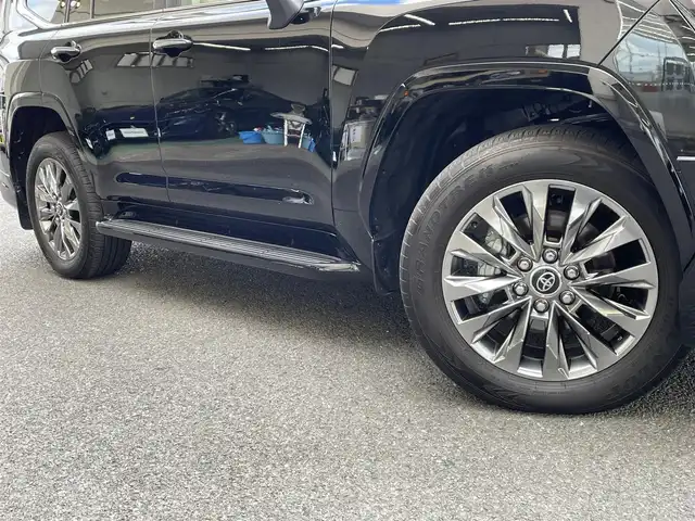 トヨタ ランドクルーザー ZX 神奈川県 2023(令5)年 0.4万km ブラック ワンオーナー/サンルーフ/ベージュ革シート/モデリスタエアロ(F/R)/クールBOX/純正メモリーナビ・地デジTV/リヤエンターテイメント/JBLスピーカー/純正CD/DVD/SD/MSV/BT/USB/Miracast/パノラマモニター/ビルトインETC2.0/前後ドライブレコーダー/前席パワーシート/1・2列目シートヒーター・エアシート/ステアリングヒーター/純正20インチAW/LEDライト/LEDフォグライト/パワーバックドア/3列目電動格納シート/トヨタセーフティセンス/レーダークルーズコントロール/PCS/LTA/BSM/PKSB/RCTA/RSA/コーナーセンサー/オートハイビーム/HUD/AC100V/純正エンジンスターター/デフロック/プッシュスタート/スマートキー×2/R6年ディーラー整備記録/保証書・取説あり