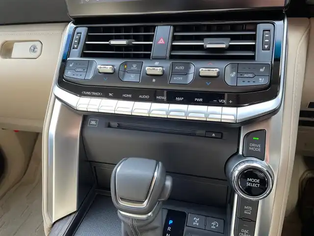 トヨタ ランドクルーザー ZX 神奈川県 2023(令5)年 0.4万km ブラック ワンオーナー/サンルーフ/ベージュ革シート/モデリスタエアロ(F/R)/クールBOX/純正メモリーナビ・地デジTV/リヤエンターテイメント/JBLスピーカー/純正CD/DVD/SD/MSV/BT/USB/Miracast/パノラマモニター/ビルトインETC2.0/前後ドライブレコーダー/前席パワーシート/1・2列目シートヒーター・エアシート/ステアリングヒーター/純正20インチAW/LEDライト/LEDフォグライト/パワーバックドア/3列目電動格納シート/トヨタセーフティセンス/レーダークルーズコントロール/PCS/LTA/BSM/PKSB/RCTA/RSA/コーナーセンサー/オートハイビーム/HUD/AC100V/純正エンジンスターター/デフロック/プッシュスタート/スマートキー×2/R6年ディーラー整備記録/保証書・取説あり