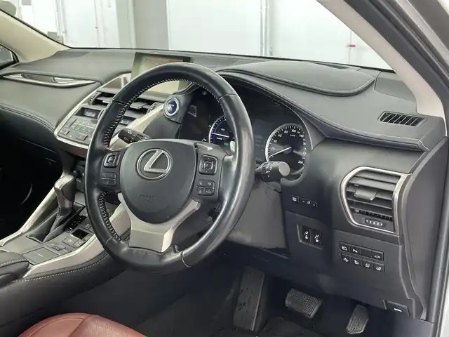 レクサス ＮＸ 300h バージョンL 岐阜県 2015(平27)年 5.2万km ソニックチタニウム 純正ナビ/バックカメラ/レザーシート/ヘッドアップディスプレイ/プリクラッシュセーフティ/純正18インチアルミホイール/LEDヘッドライト/シートヒーター/エアコン/プッシュスタート/電動格納ミラー/ETC